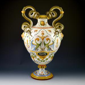 Vaso grande com asas serpentiformes e decoração grotesca
